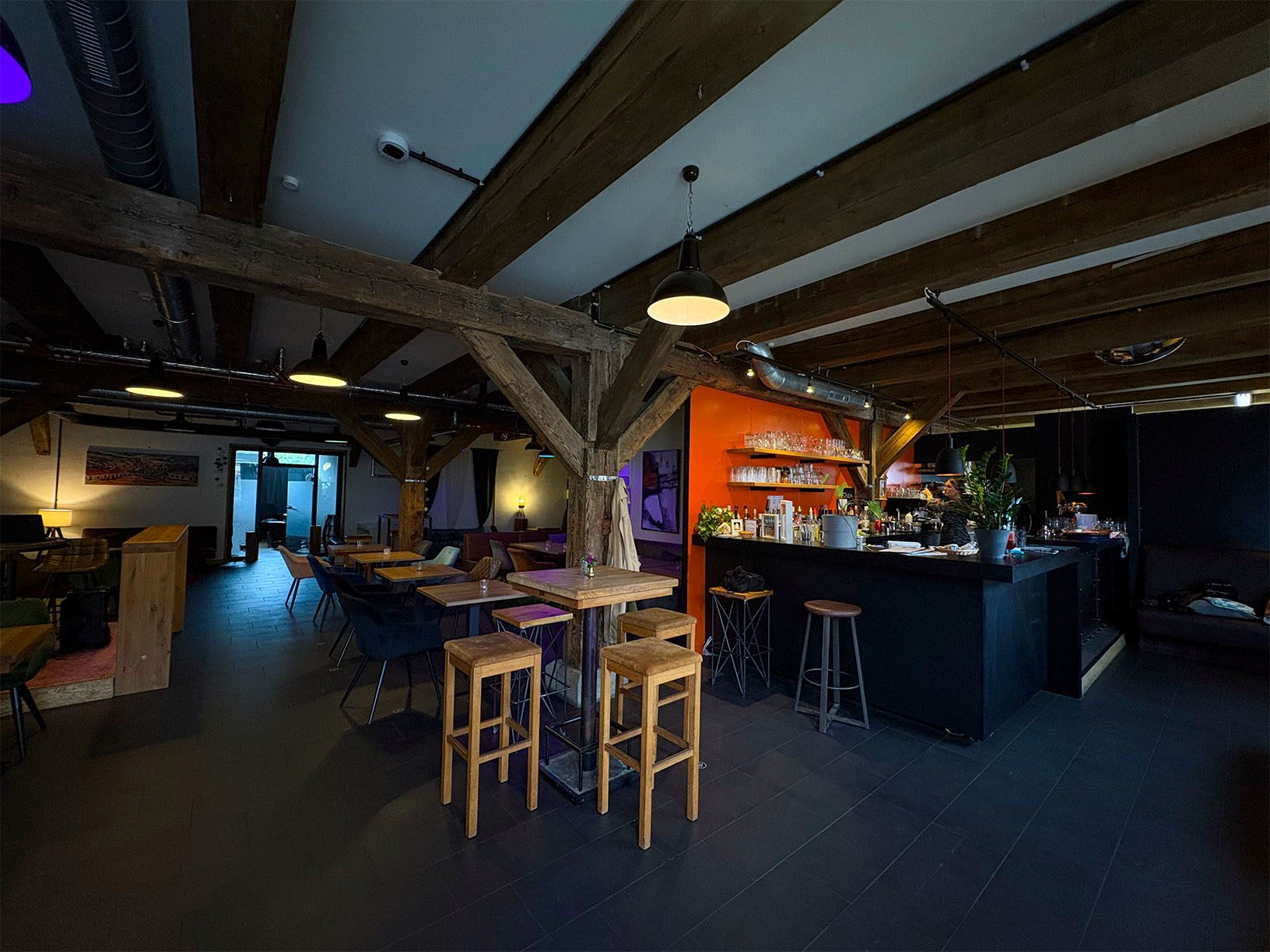 Ambiente im Restaurantbereich mit warmem Licht
