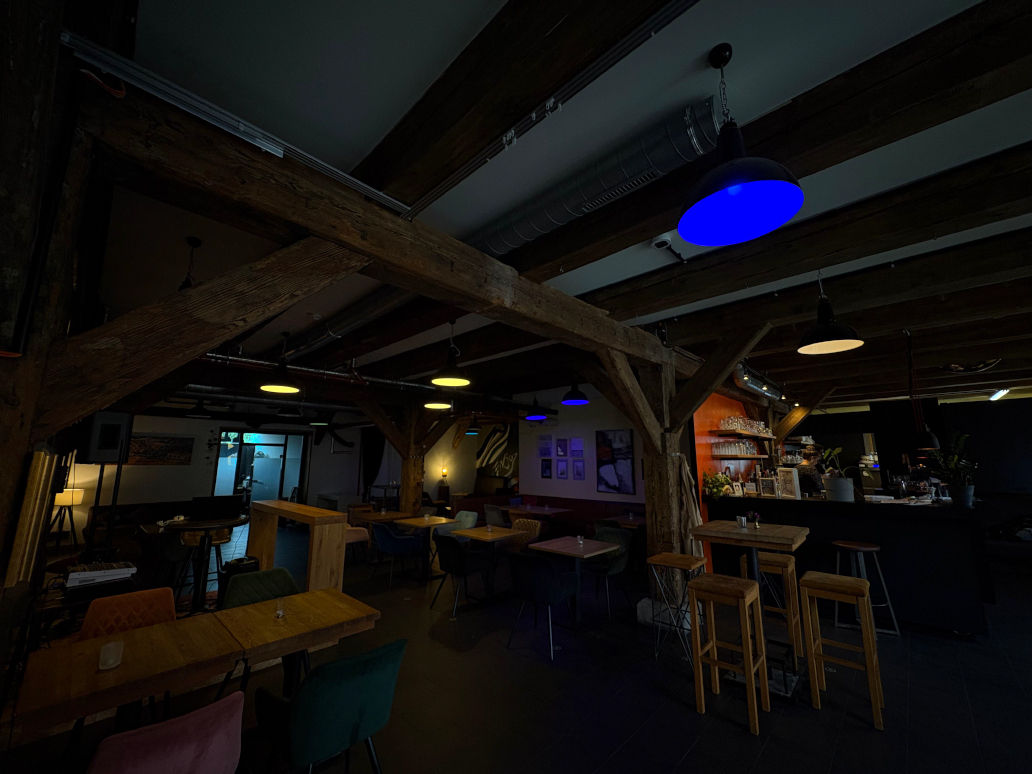 Bar der Südamerikanischen Vertretung mit Flaschenregal