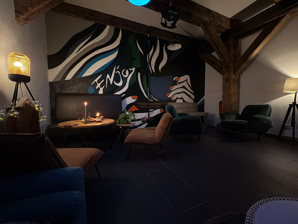 Lounge-Ecke mit gemütlichen Sesseln zum langen Sitzen