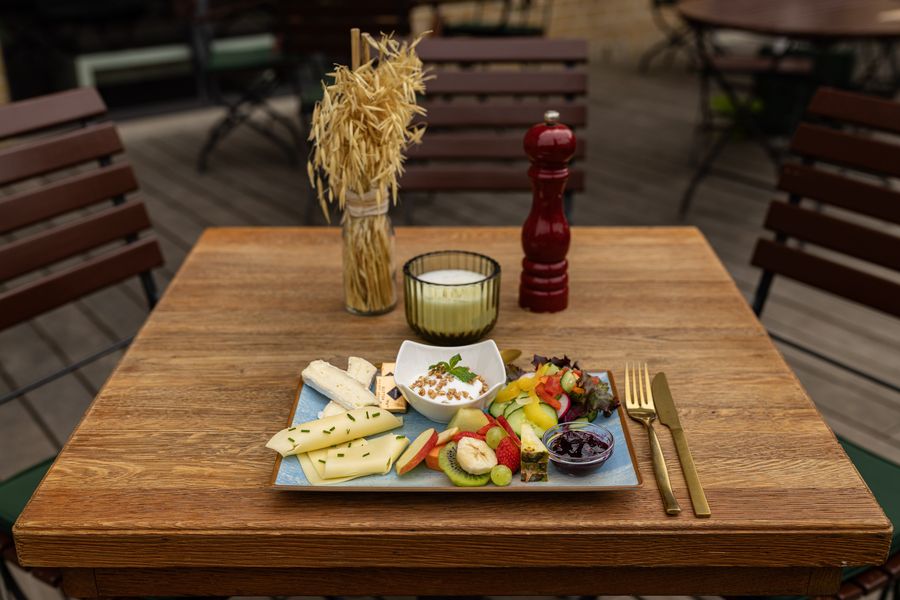 Kleines Frühstück mit Käse, Joghurt und Granola
