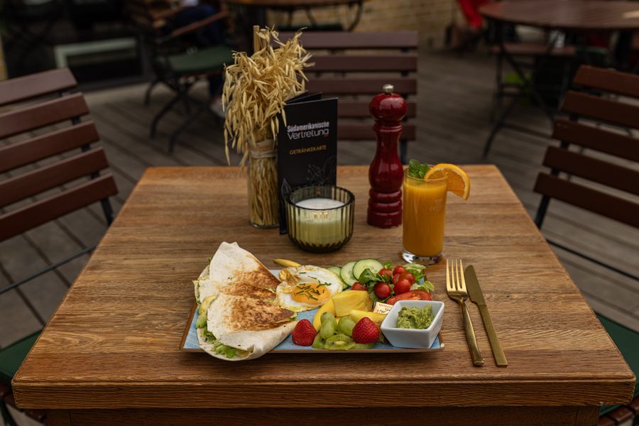 Quesadilla-Frühstück mit Spiegelei, Salat und Maracuja-Saft