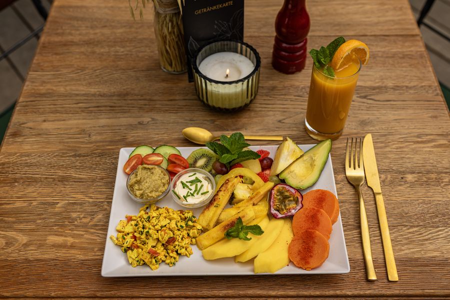 Veganes Hausangebot mit Tofu-Rührei, Mango und Avocado