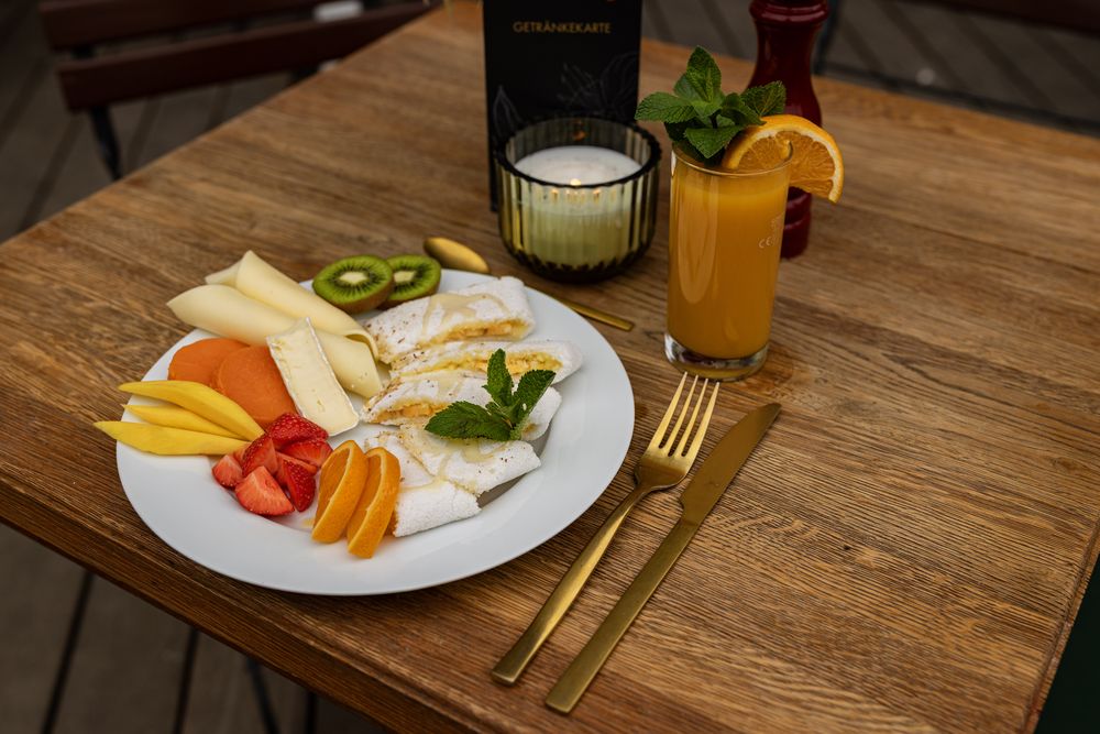 Vegetarisches Hausangebot mit Tapioca-Crêpe, Früchten und Maracuja-Saft