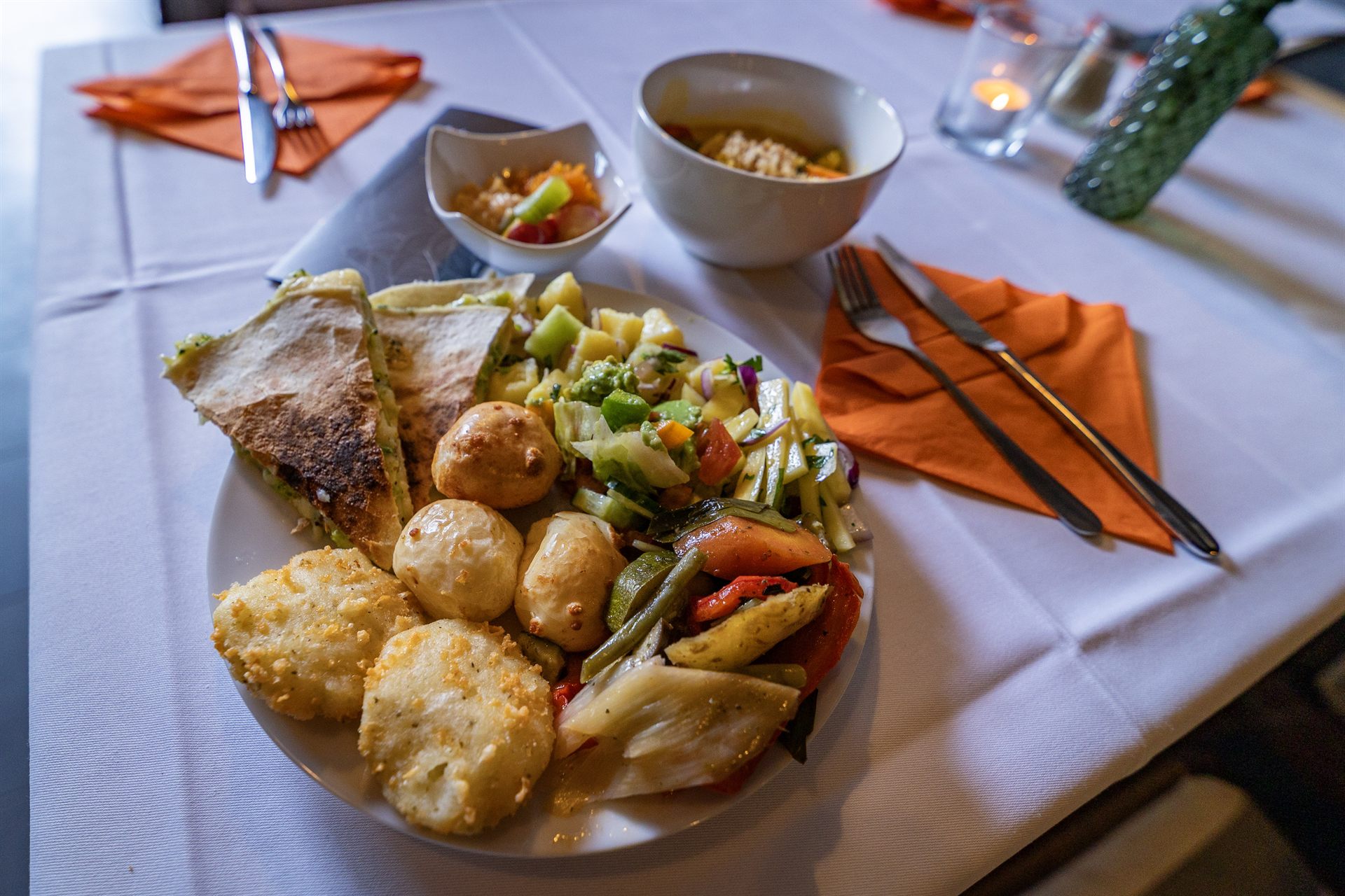 Nahaufnahme eines angerichteten Brunch-Tellers von schräg oben