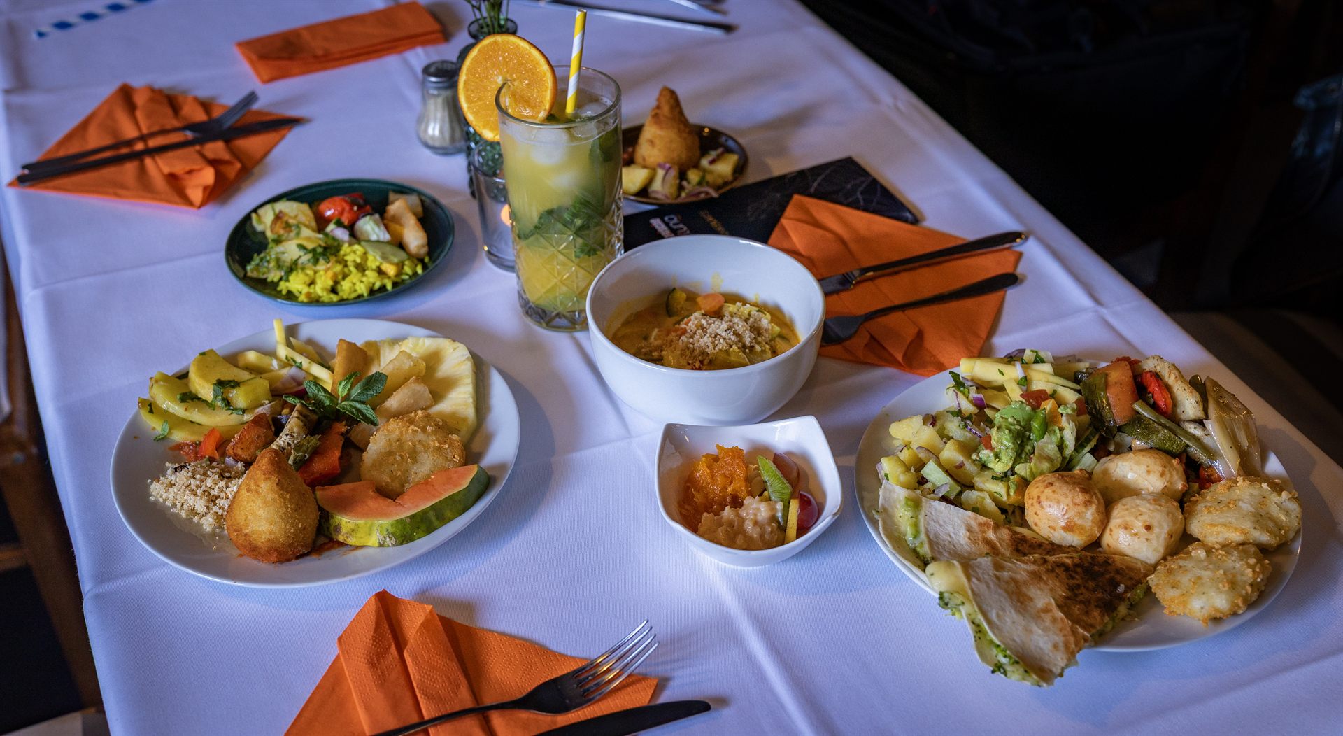 Sonntagsbrunch-Tisch für zwei Personen mit Kaffee, Arepa und Früchten