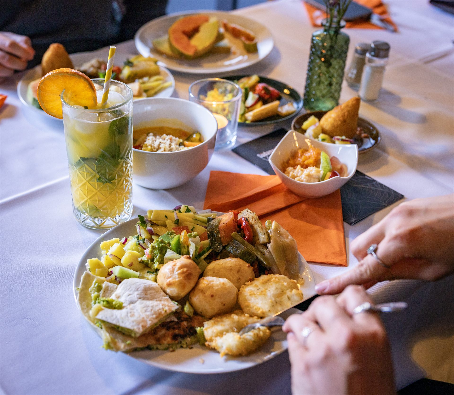 Südamerikanisches Abendgericht mit Reis, Bohnen und Fleisch am Abend serviert