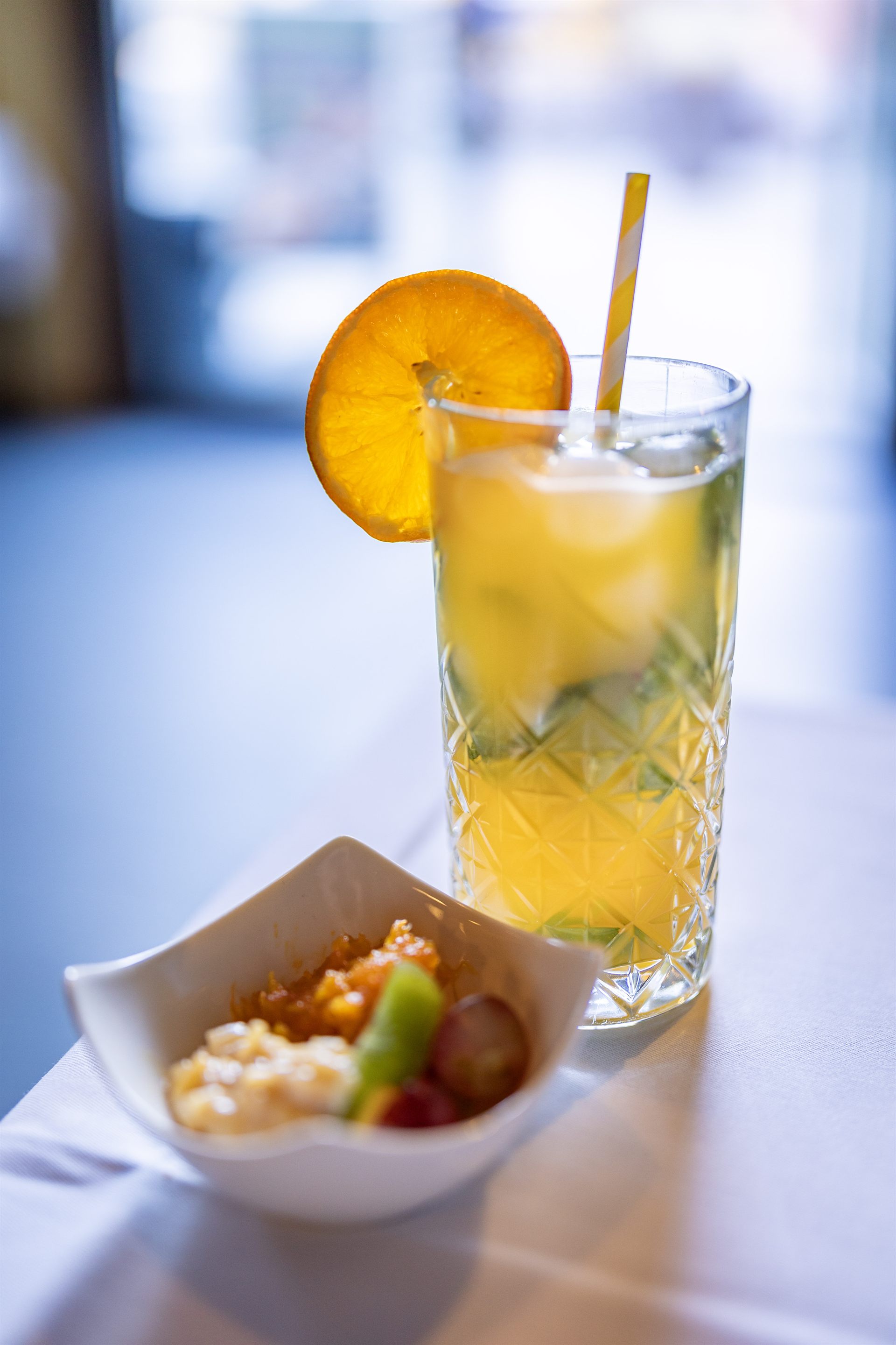 Cocktail im Vordergrund