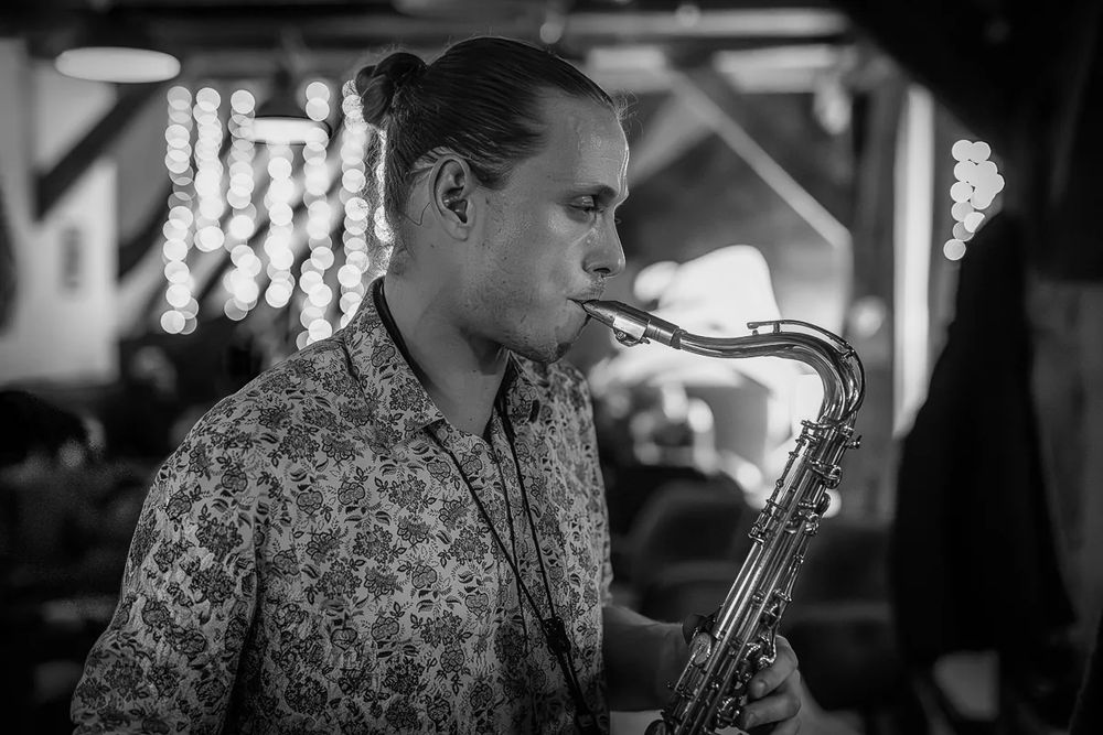 Saxophonist bei einer Jam Session, Schwarz-Weiß